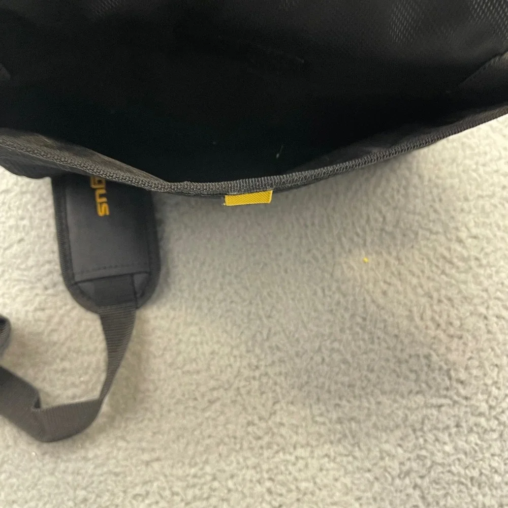 Targus TSM148US TSM148-50 CityGear Mini‎ Messenger Bag Compact tech shoulder bag